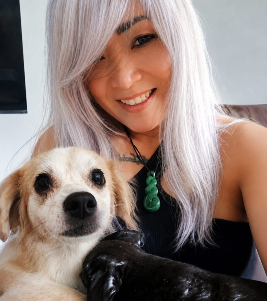 Be, pendiri AbyssPaws rescue anjing Bali, menggendong anjing yang diselamatkan, Cupcake dan Milo